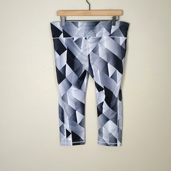 Gap Fit Active Wear Printed Capri Leggings - Picture 4 of 6